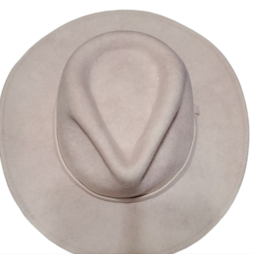 Beautiful hat! Very pale pink; almost cream - Picture 3 of 7